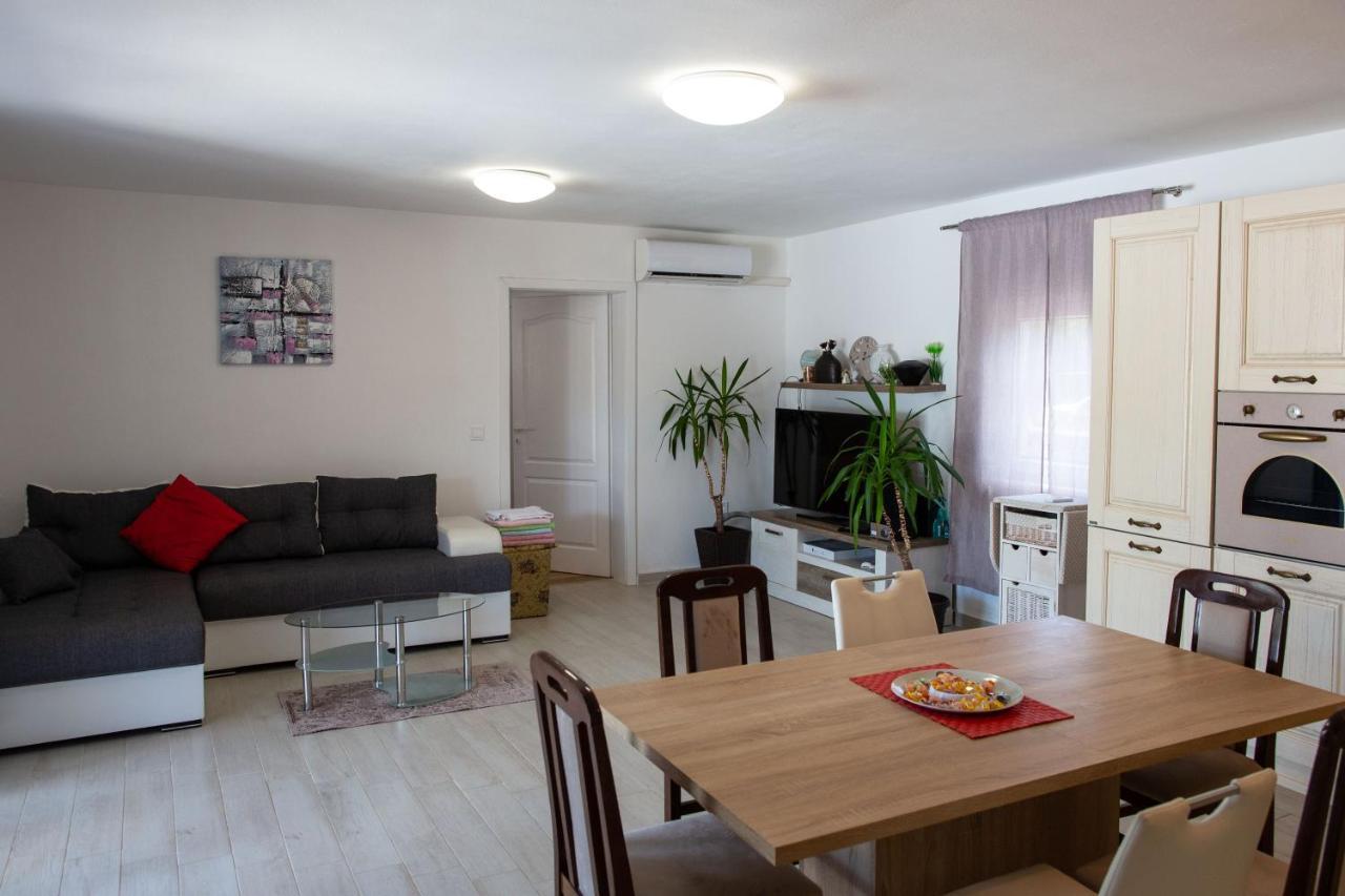 Holiday Home Petrovic เมดูลิน ภายนอก รูปภาพ