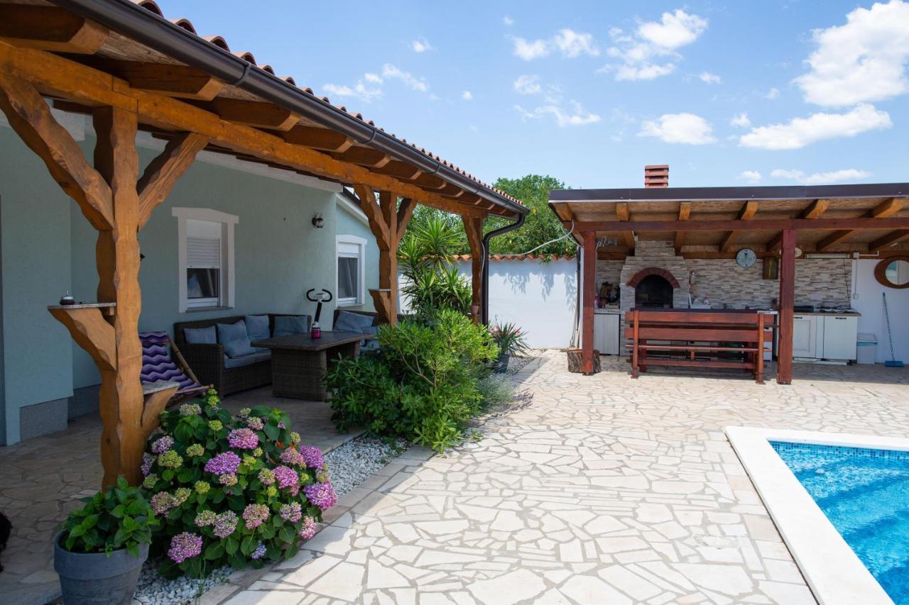 Holiday Home Petrovic เมดูลิน ภายนอก รูปภาพ